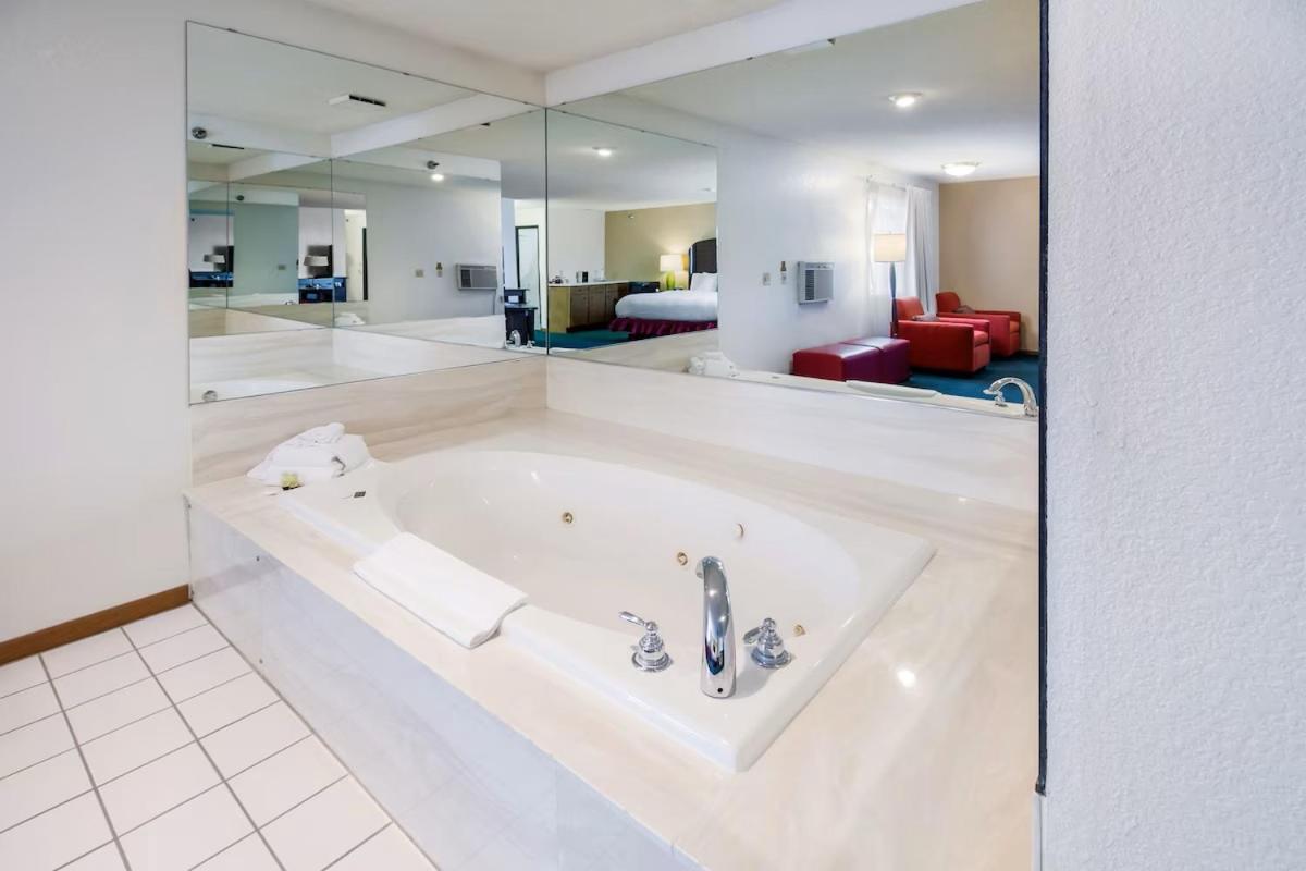 Alliance Hotel & Suites, A Howard Johnson By Wyndham Extérieur photo