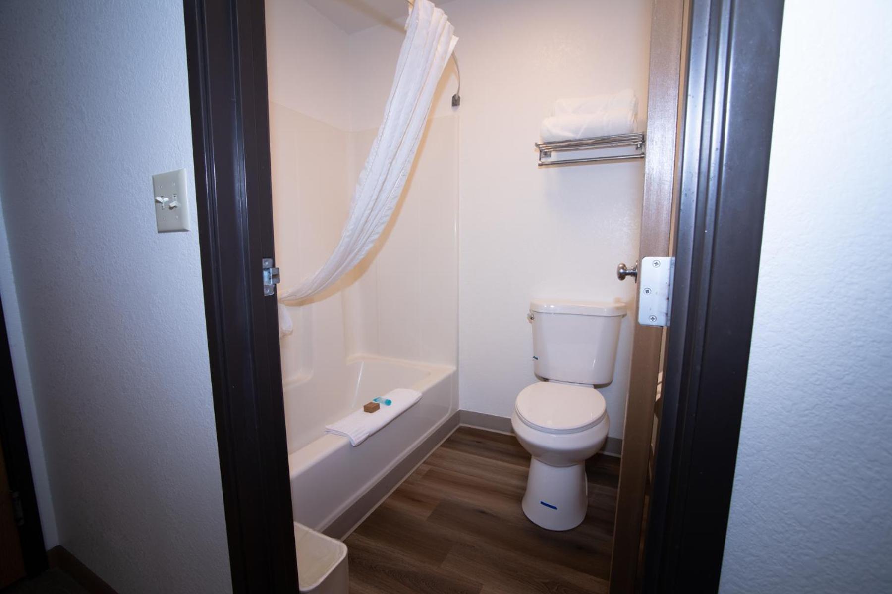 Alliance Hotel & Suites, A Howard Johnson By Wyndham Extérieur photo
