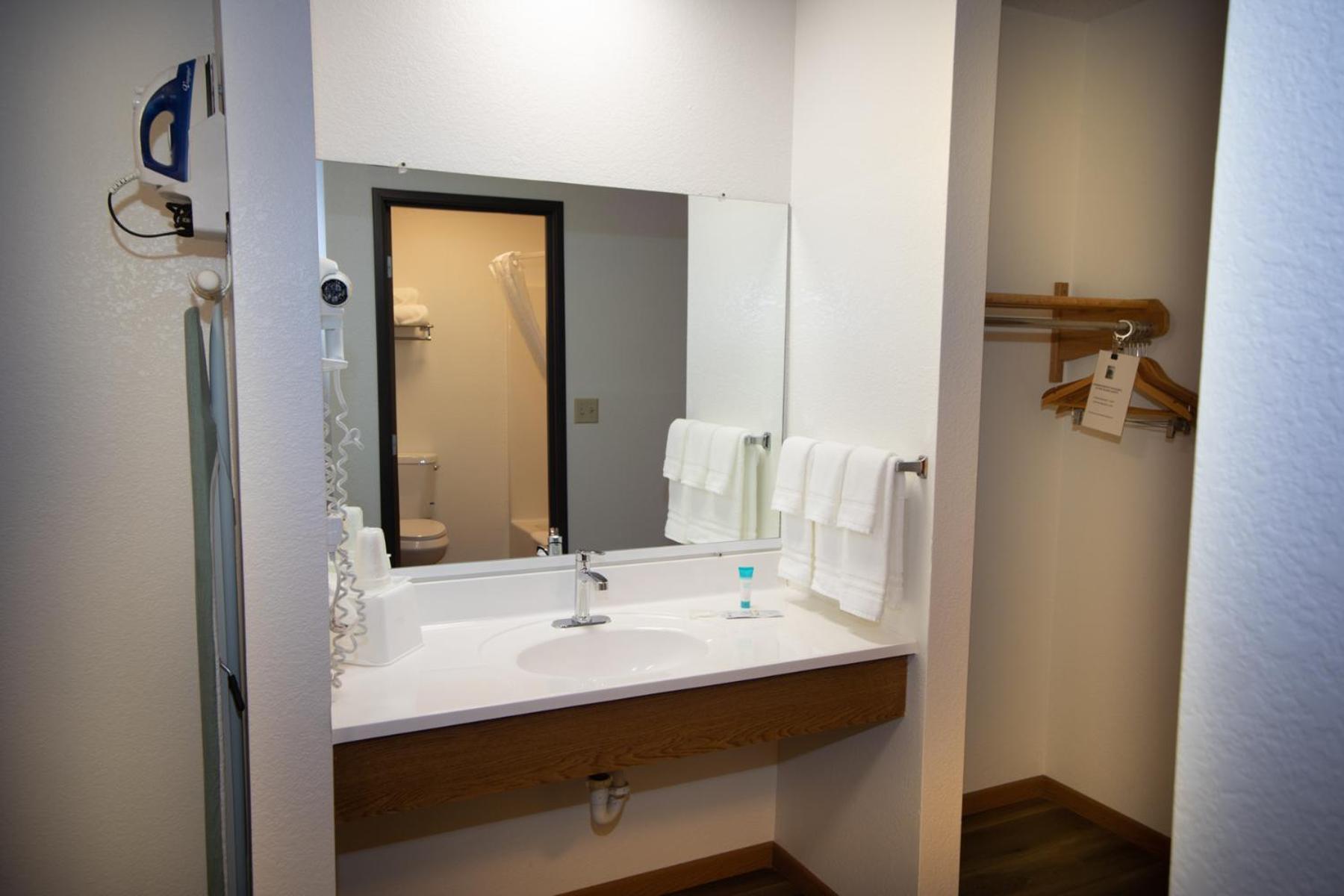 Alliance Hotel & Suites, A Howard Johnson By Wyndham Extérieur photo